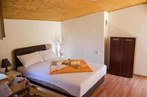 Una cama o camas en una habitación de Studio-apartman Milena