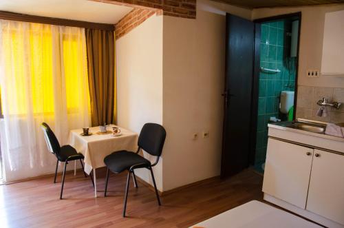 eine Küche mit einem Tisch und Stühlen im Zimmer in der Unterkunft Studio-apartman Milena in Podgorica