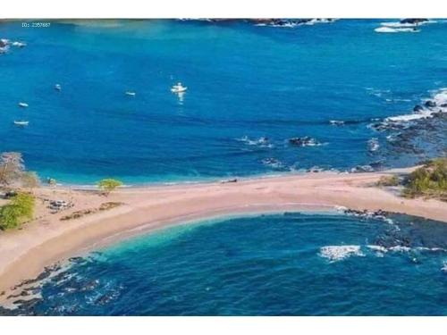 an aerial view of a beach in the ocean at casa de playa Paraíso terrenal in San Juanillo