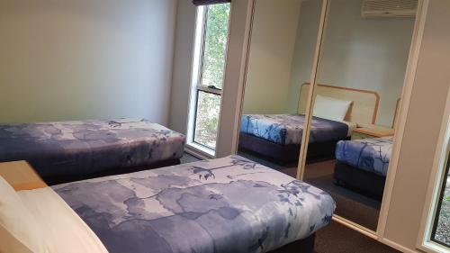Una cama o camas en una habitación de Red Bridge Motor Inn
