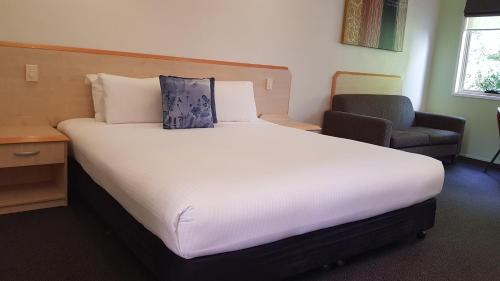 Una cama o camas en una habitación de Red Bridge Motor Inn