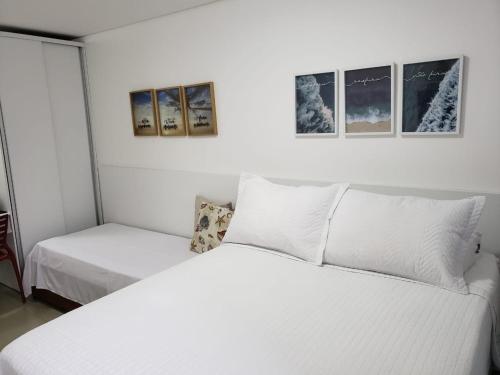 ポルト・デ・ガリーニャスにあるFlat Manawa A03のベッドと窓のある白い寝室