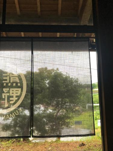 Private GUEST HOUSE KUMANOYASAI near Takaharaに飾ってある許可証、賞状、看板またはその他の書類