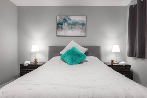 Postel nebo postele na pokoji v ubytování ENTIRE 2 BEDROOM APARTMENT UPTOWN WATERLOO - e2