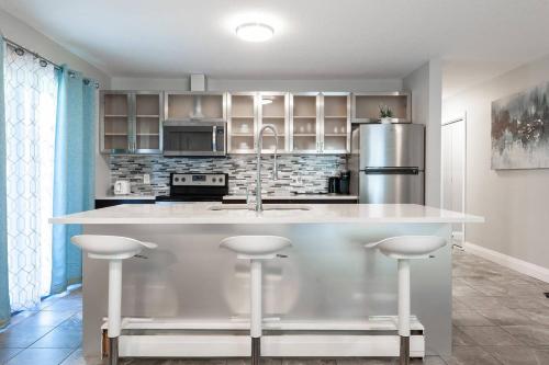 A kitchen or kitchenette at ENTIRE 2 BEDROOM APARTMENT UPTOWN WATERLOO - e2