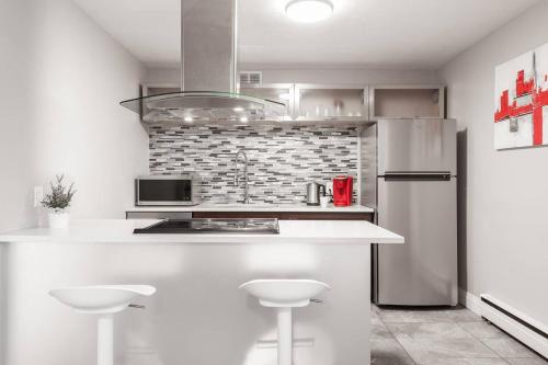 Kuchyň nebo kuchyňský kout v ubytování ENTIRE 2 BEDROOM APARTMENT UPTOWN WATERLOO - e1