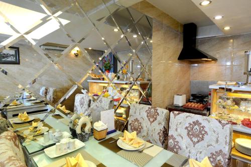 河内Hanoi Sena Hotel & Travel的餐厅里有一张桌子和几把椅子