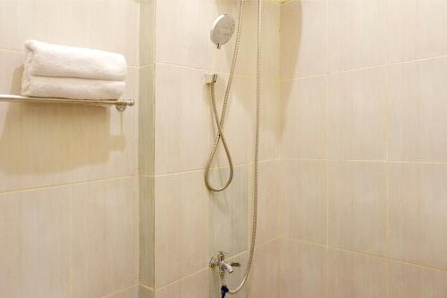 Ett badrum på Super OYO 1150 Omah Ladrang