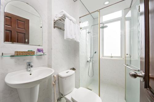 Kylpyhuone majoituspaikassa Osaka Hotel Da Nang