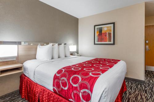 Una cama o camas en una habitación de Microtel Inn & Suites by Wyndham Charleston