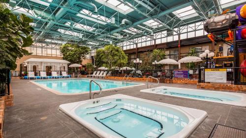 duży basen z dwoma wannami z hydromasażem w budynku w obiekcie Best Western Plus Cairn Croft Hotel w mieście Niagara Falls