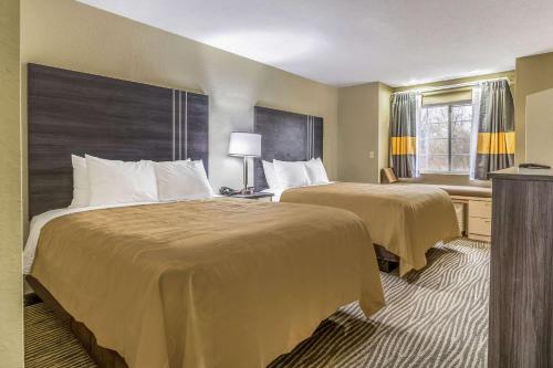 Habitación de hotel con 2 camas y ventana en Quality Inn & Suites North Lima - Boardman, en North Lima