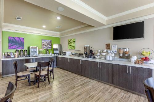 a restaurant with a bar with a table and chairs at Sleep Inn & Suites Hewitt - South Waco in Hewitt