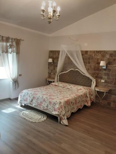 um quarto com uma cama de dossel e uma mesa em Giada1 em Capoliveri
