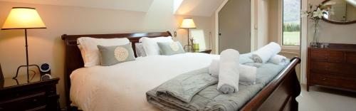 een slaapkamer met een bed met handdoeken erop bij Charming Wanaka Cottage in Wanaka