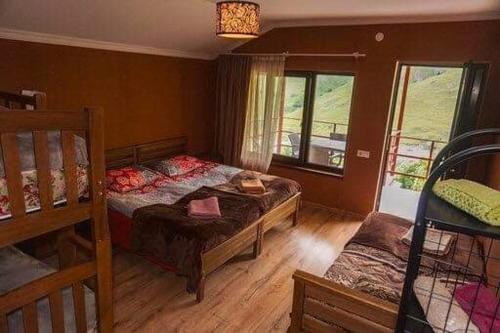 una camera con un letto e un letto a castello di MetiTsa a Jut'a