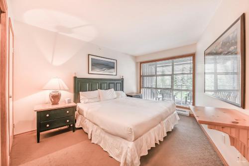 Tempat tidur dalam kamar di The Best Top Floor Ski-in/Ski-out at the Aspens