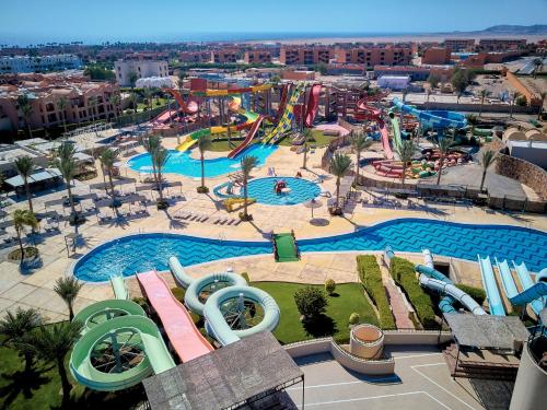 Piscina en o cerca de JAZ Elite Maraya