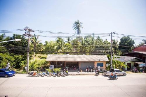 a group of motorcycles parked in front of a building at @HOsTEL PHANGAN in Baan Tai