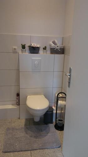 een badkamer met een toilet, een wastafel en een bad bij Ferienwohnung 3 in Berlijn