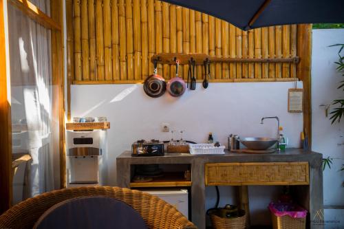Kitchen o kitchenette sa Sea Breeze Villas - Gili Air