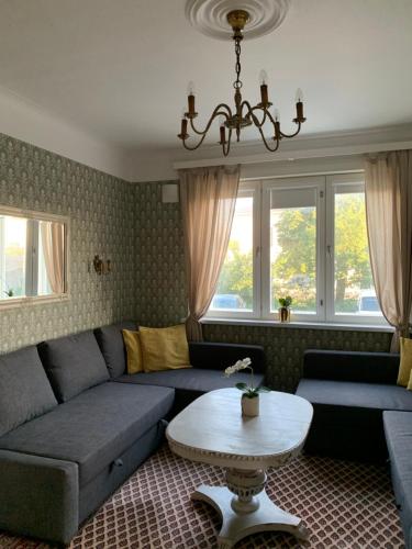 - un salon avec un canapé et une table dans l'établissement Ottenson Guest Apartment, à Otepää