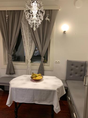 un plateau de bananes sur une table avec un lustre dans l'établissement Ottenson Guest Apartment, à Otepää