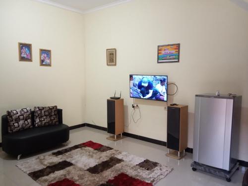 TV a/nebo společenská místnost v ubytování Homestay Tegal Kota by Simply Homy