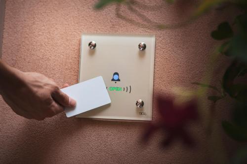 a person holding a piece of paper on a lightswitch at Residenza Ducato in Venice