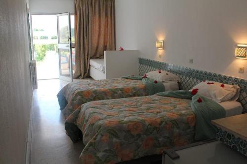 Giường trong phòng chung tại Complexe Touristique Sidi Salem