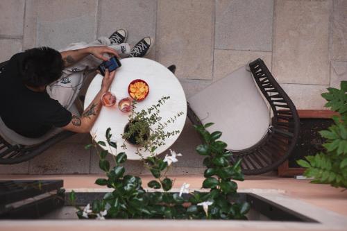 a man cutting a plate with food on a motorcycle at Residenza Ducato in Venice