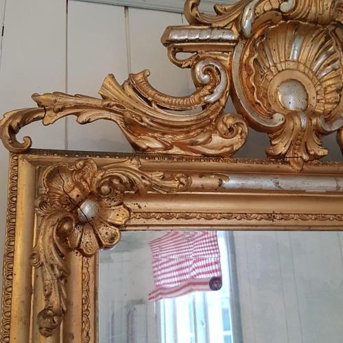 an ornate gold mirror with an american flag at Hem till Gården boutique hotel in Västerås