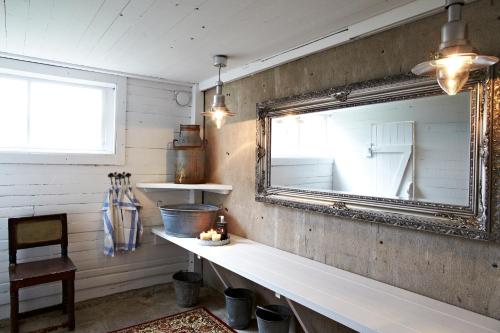 Ett badrum på Hem till Gården boutique hotel