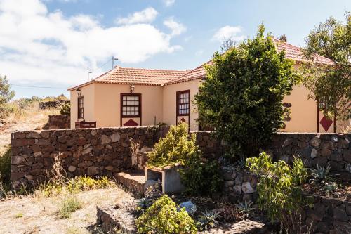 una casa con una pared de piedra en Los Hondos, en Garafía