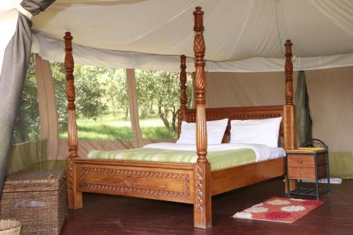 מיטה או מיטות בחדר ב-ELANGATA OLERAI LUXURY TENTED CAMP