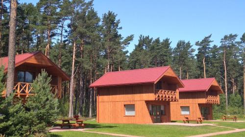un par de cabañas de madera con techos rojos en Brīvdienu māja INESE, en Bernāti