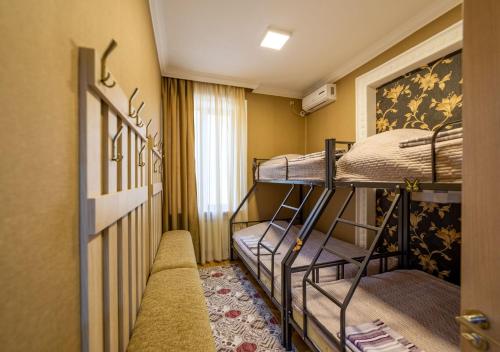 Zimmer mit 2 Etagenbetten und einem Fenster in der Unterkunft Tsera House in Gori