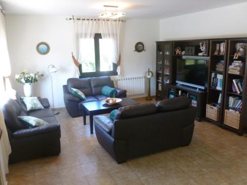 sala de estar con 2 sofás y TV en Harizpe, en Ondárroa