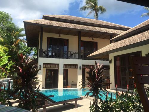 une maison avec une piscine en face de celle-ci dans l'établissement Large 4 bed villa short walk to Maenam beach, à Mae Nam Beach