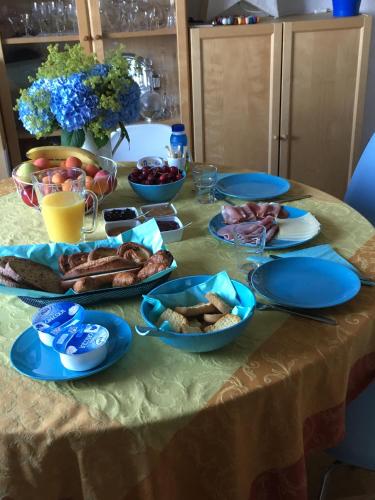une table avec des assiettes bleues remplies de nourriture dessus dans l'établissement La Mésange bleue, à Saint-Barthélemy