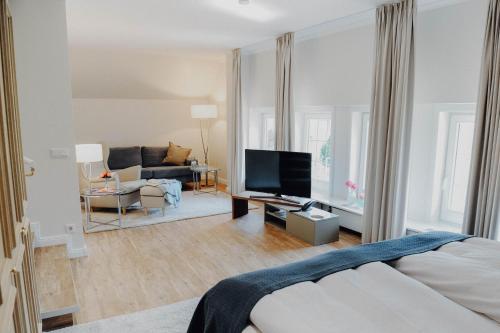 1 dormitorio con 1 cama y sala de estar en Romantik Hotel Köllners Landhaus, en Celle