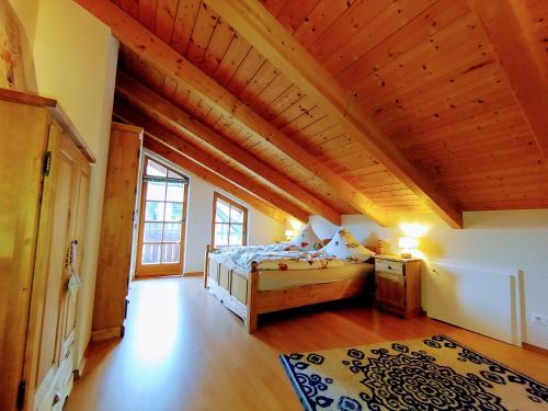 1 dormitorio con cama y techo de madera en Apartment Raphaelo Nonntal 8 Apartment, en Berchtesgaden