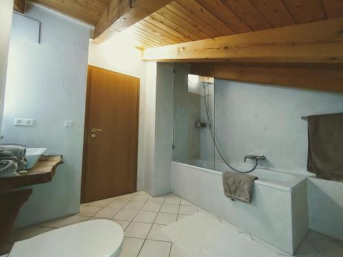 Ένα μπάνιο στο Apartment Raphaelo Nonntal 8 Apartment