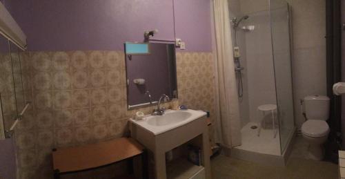 uma casa de banho com um lavatório, um chuveiro e um WC. em Twin cosy au coeur de Sanary em Sanary-sur-Mer