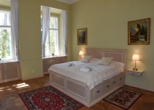 Postel nebo postele na pokoji v ubytování Zámek Šilheřovice