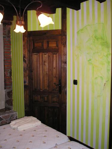 a room with a door with green and white stripes at Posada Trisileja in Cos