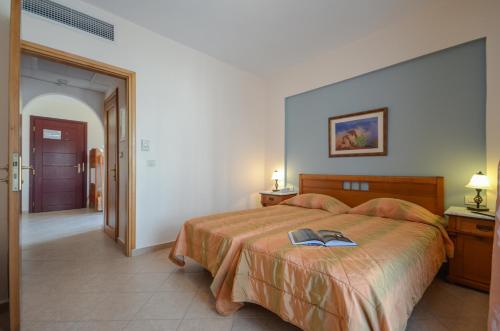 En eller flere senge i et værelse på Naxos Resort Beach Hotel