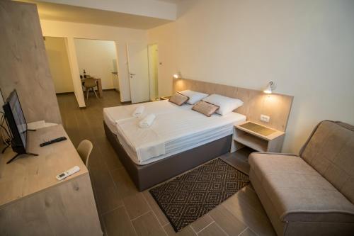 una camera con un grande letto e un divano di Ninas Apartments a Mostar