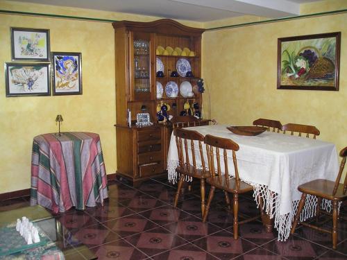 uma sala de jantar com mesa e cadeiras em Posada Trisileja em Cos