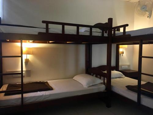 1 Schlafzimmer mit 2 Etagenbetten in einem Zimmer in der Unterkunft The KAHN Dormitory in Chikmagalur